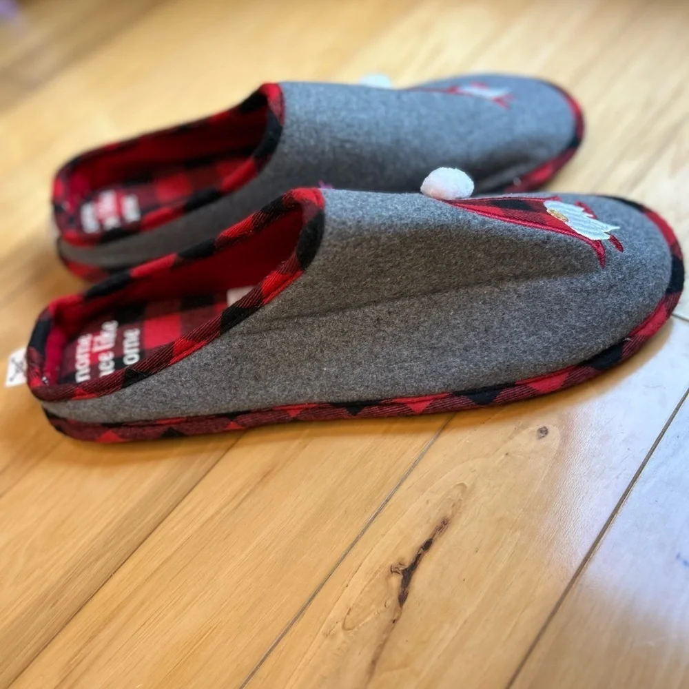 Dakota Gray and Red Men’s Slippers with Gnome Design - Picture 5 of 11